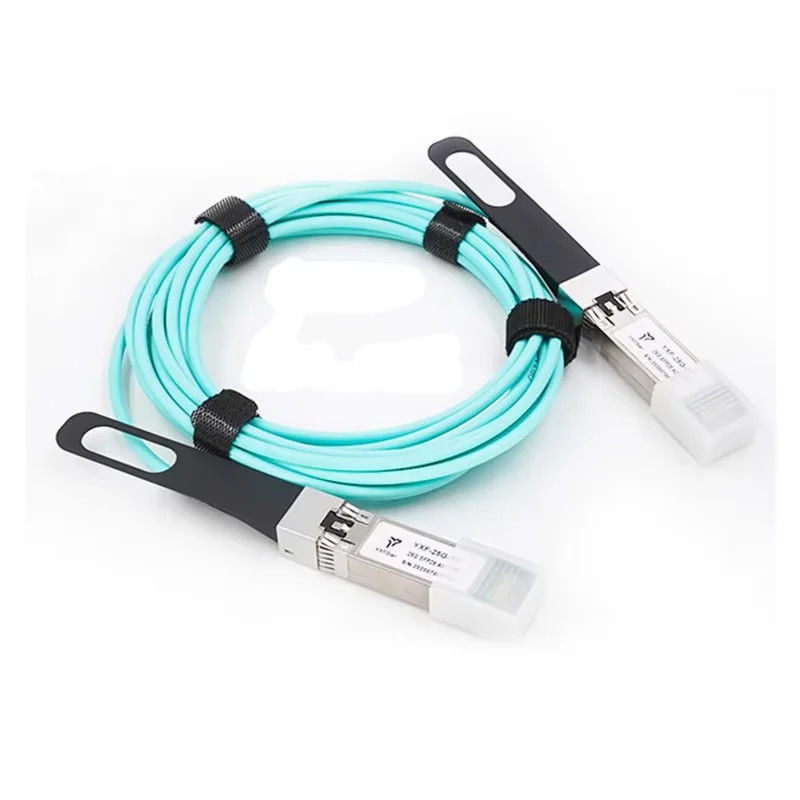 Fabbricante di cablaggi che fornisce assemblaggi QSFP-40G con un design di cavo personalizzato di precisione. Progettato per Ethernet ultra-veloci 40G e dispositivi di comunicazione ottica.