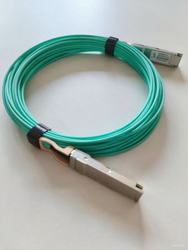 Produttore di cablaggi che offre assemblaggi QSFP-40G ad alta velocità con design di cavi personalizzati per data center, caratterizzati da integrità del segnale a bassa perdita e schermatura EMI